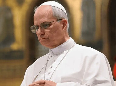 Al Papa le fue extirpado un adenocarcinoma, definido como un tipo de cáncer maligno