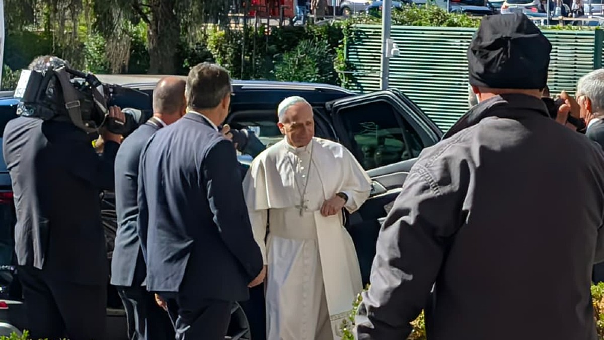 El papa Leon XIV llega al hospital donde será operado. | Foto: Vatican News