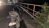 Algunas personas presentes en el lugar del accidente lograron sacar al joven del canal antes de la llegada de paramédicos
