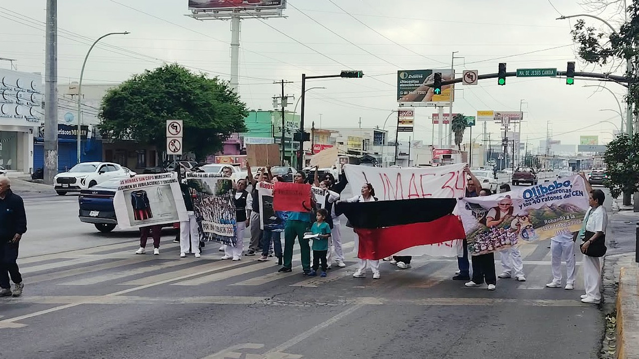 Protestan trabajadores del IMSS en vialidades de Monterrey. TD Nocturno Monterrey, 12 de octubre 2026