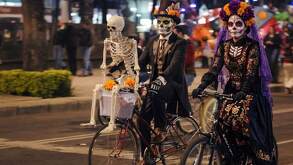 La rodada ciclista del Día de Muertos fomenta la activación física y el uso de la bicicleta en un ambiente familiar / Gemini