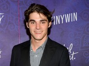 Tras sufrir falta de oxígeno al nacer y usar muletas de niño, RJ Mitte logró caminar solo y se convirtió en embajador de la inclusión laboral.