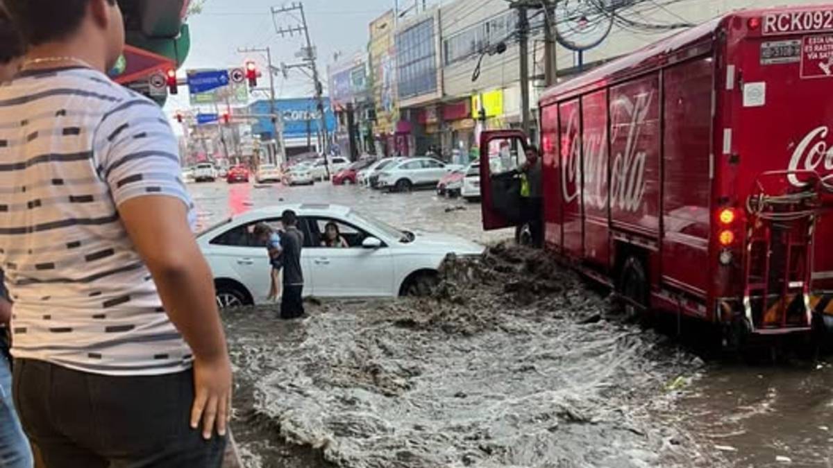 Trabajadores de Coca-Cola ayudaron a la mujer y su hija a salir de su carro en calles de Acapulco