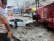 Trabajadores de Coca-Cola ayudaron a la mujer y su hija a salir de su carro en calles de Acapulco