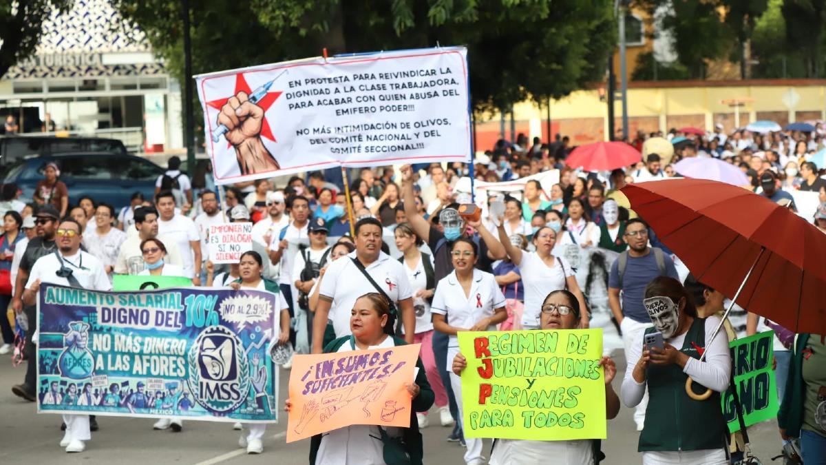 Trabajadores del IMSS se manifestaron sobre el bulevar 5 de Mayo en demanda de mejores salarios e insumos |