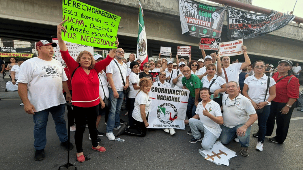 Trabajadores del IMSS protestan afuera del sindicato en Monterrey