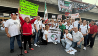 Trabajadores del IMSS protestan afuera del sindicato en Monterrey