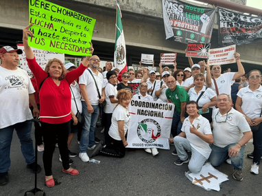 Trabajadores del IMSS protestan afuera del sindicato en Monterrey