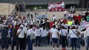 Los trabajadores recriminaron al líder sindical haber cedido durante las negociaciones para el ajuste de sueldos.