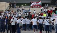 Los trabajadores recriminaron al líder sindical haber cedido durante las negociaciones para el ajuste de sueldos.