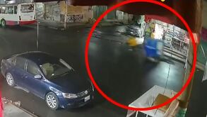 Un hombre fue arrastrado varios metros por un mototaxi en Chimalhuacán.