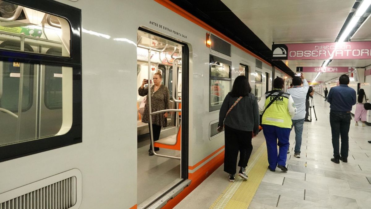 Usuarios del Metro CdMx reportan retrasos o incidentes a través de redes sociales.