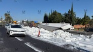 El vehículo de carga circulaba sobre la carretera federal 45 cuando sufrió una volcadura.