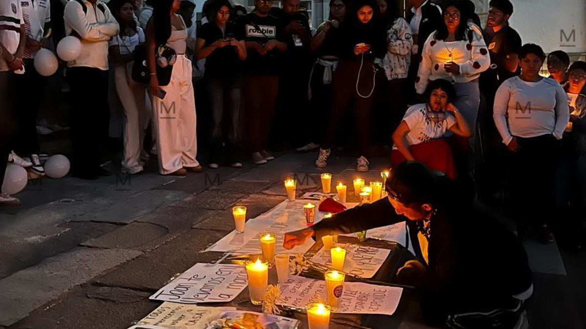 Veladoras en escalinatas de la Universidad de Guanajuato en memoria a Joan Francisco.