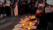 Veladoras en escalinatas de la Universidad de Guanajuato en memoria a Joan Francisco.