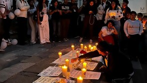 Veladoras en escalinatas de la Universidad de Guanajuato en memoria a Joan Francisco.