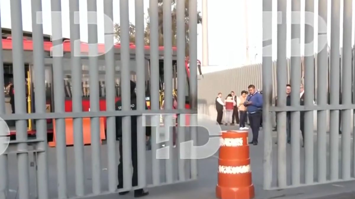 El adulto mayor quedó bajo la unidad tras ser impactado por Metrobús en el CETRAM Pantitlán.
