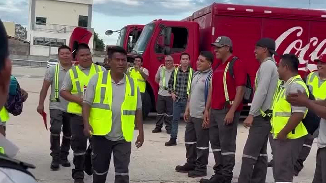 Con aplausos, reciben a trabajadores de Coca-Cola que rescataron a mujer y su bebé tras inundación en Acapulco
