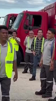 Con aplausos, reciben a trabajadores de Coca-Cola que rescataron a mujer y su bebé tras inundación en Acapulco