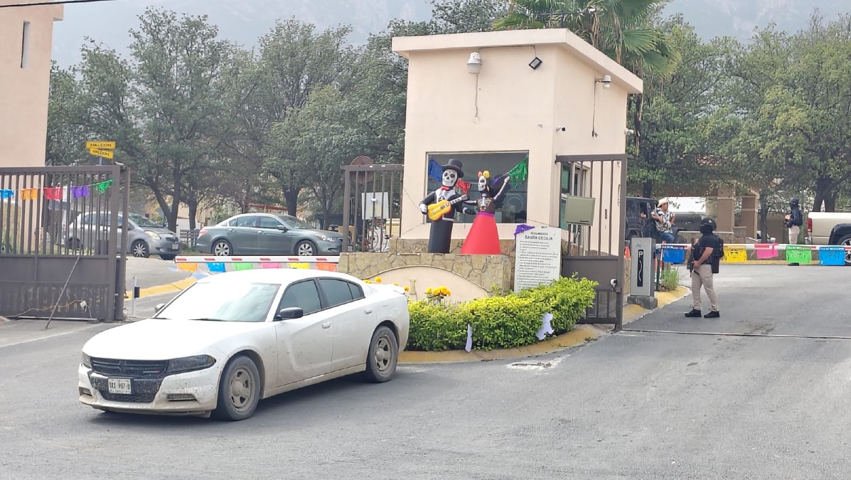 Con el apoyo de binomios caninos, agentes ministeriales y peritos inspeccionan el inmueble.