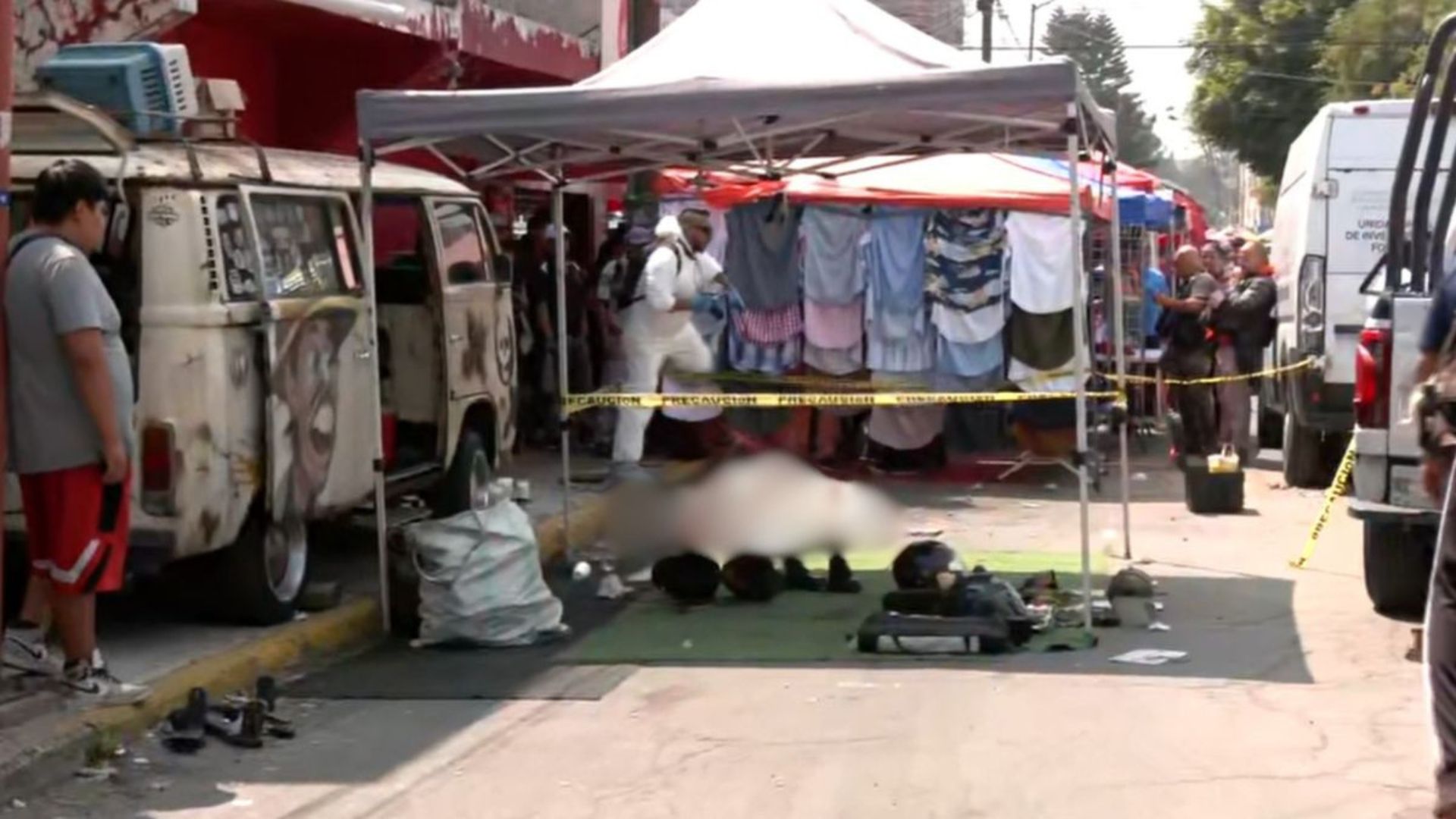 Bala perdida mata a adulta mayor durante balacera en tianguis de Iztapalapa. TD Vespertino CdMx, 14 de octubre 2026
