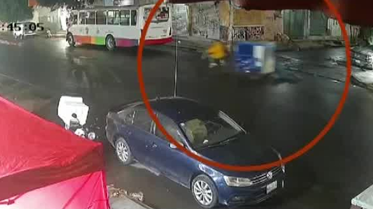 Captan a mototaxi arrastrando a una persona en calles de Chimalhuacán