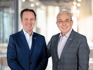 Carlos Rivera-Torres con Horacio Garza Ghio, quien dejará el cargo en diciembre próximo. (Cortesía)
