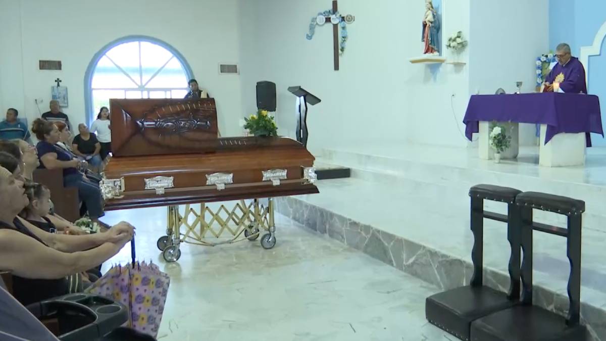El cortejo fúnebre se llevó a cabo mediante la tradicional caminata de los difuntos por la zona de Escuadrón 201.