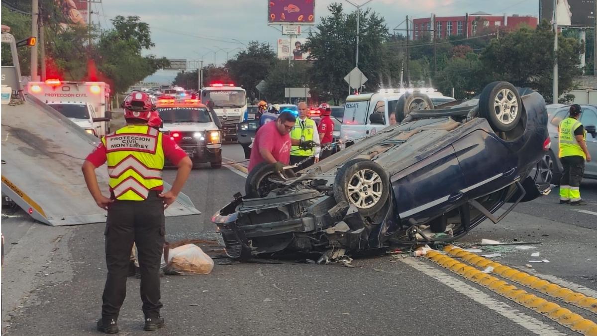 Cuerpos de auxilio de Monterrey, Santiago y el Estado acudieron a brindar atención a los tripulantes.