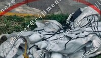 Dejan el cuerpo de un hombre envuelto en lonas en la avenida Azúcar, Iztacalco.