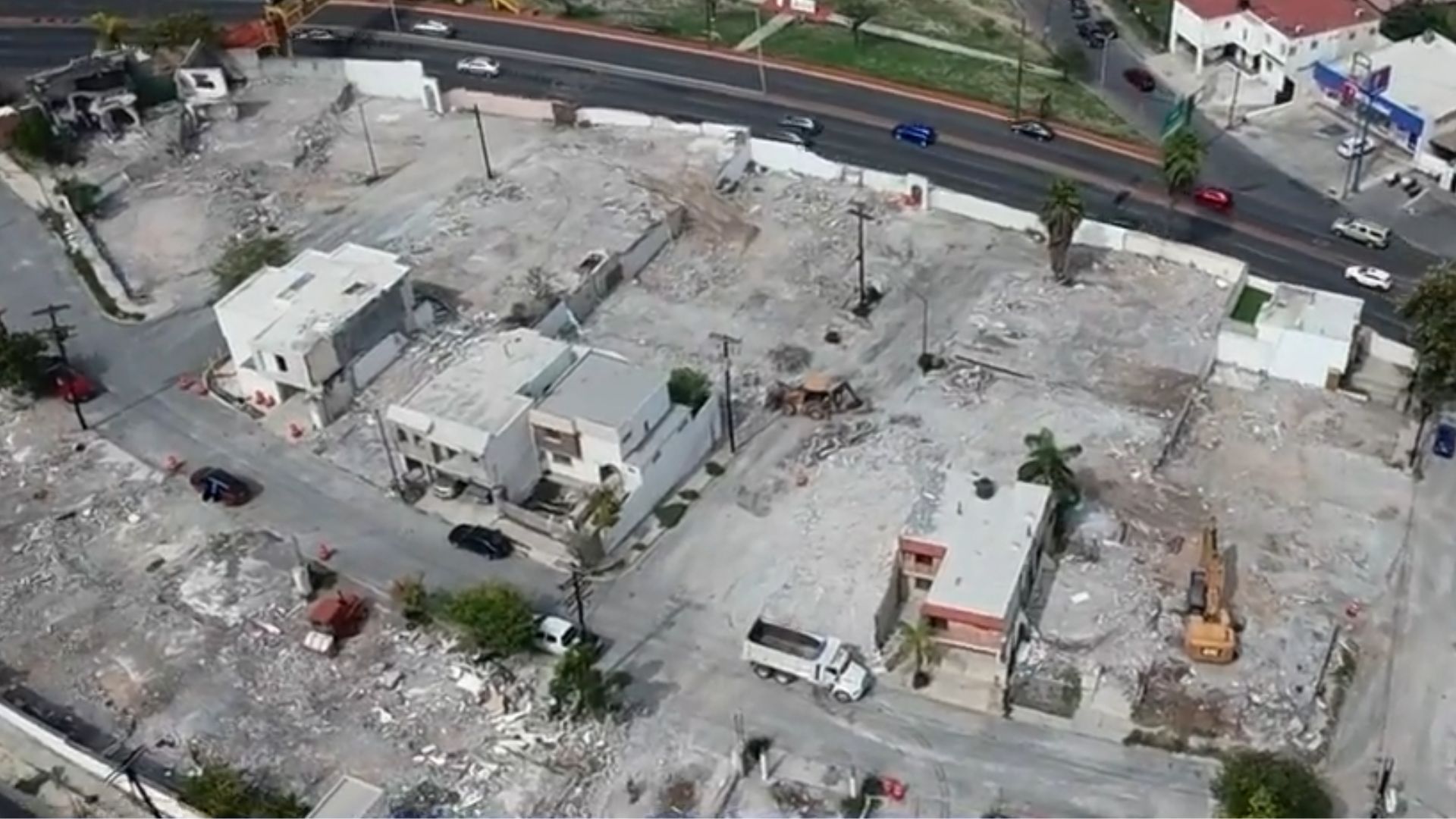 Demuelen la Rotonda de las Casas en Monterrey; una familia se resiste a salir. TD Vespertino Monterrey, 14 de octubre 2026