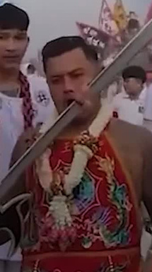 Devotos tailandeses llevan su fe al extremo durante el Festival de los Nueve Dioses Emperadores de Phuket