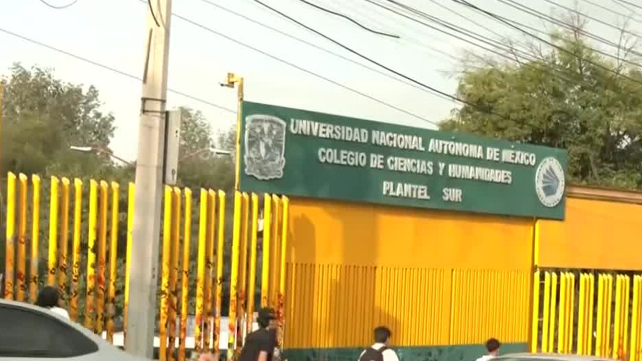 Estudiantes del CCH Sur bloquean Periférico Sur por presunta agresión a compañera