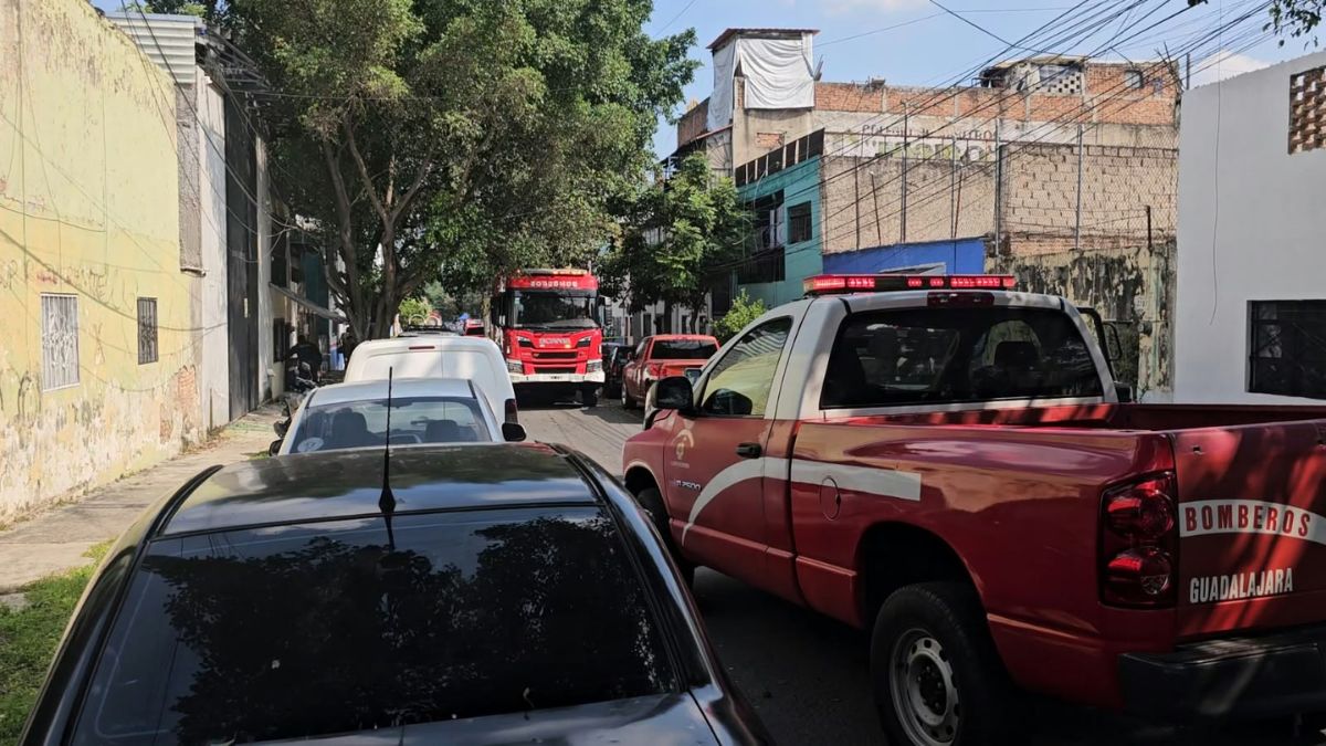 Incendio de vehículo en taller mecánico de Guadalajara.