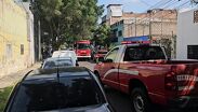 Incendio de vehículo en taller mecánico de Guadalajara.