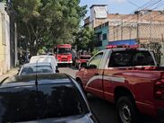 Incendio de vehículo en taller mecánico de Guadalajara.