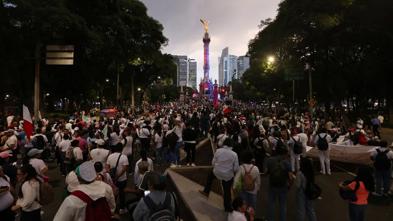 Marchan siete mil trabajadores del IMSS en la capital.&nbsp;TD Nocturno CdMx, 13 de octubre 2026