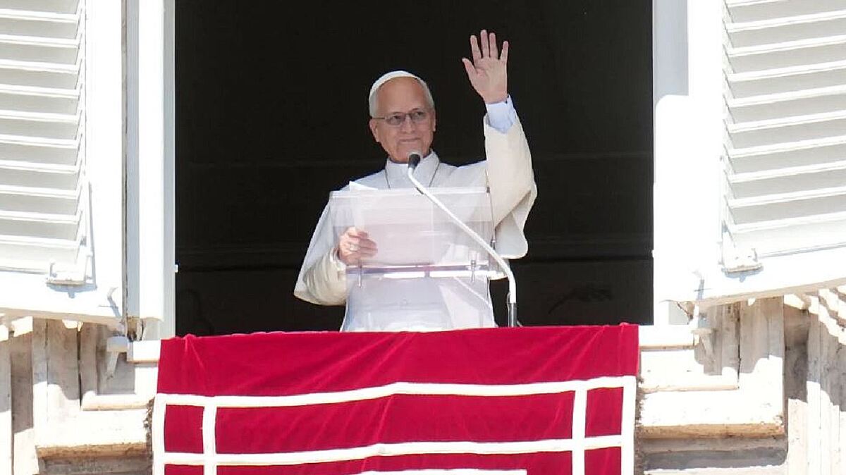 El papa León XIV ofrece la plegaria del Angelus en su balcón. | Foto: Gregorio Borgia
