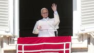 El papa León XIV ofrece la plegaria del Angelus en su balcón. | Foto: Gregorio Borgia
