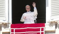 El papa León XIV ofrece la plegaria del Angelus en su balcón. | Foto: Gregorio Borgia