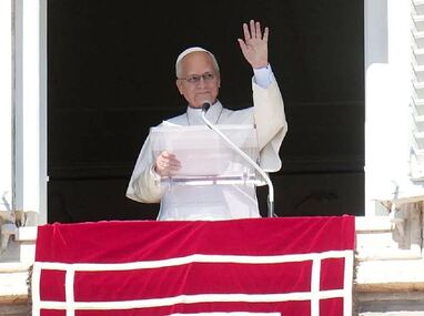 El papa León XIV ofrece la plegaria del Angelus en su balcón. | Foto: Gregorio Borgia