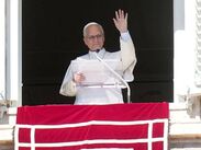 El papa León XIV ofrece la plegaria del Angelus en su balcón. | Foto: Gregorio Borgia