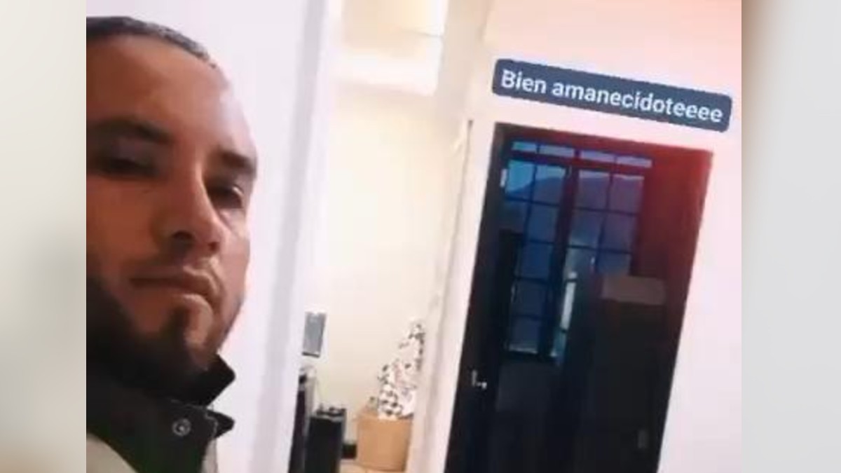 Presunto trabajador del Ayuntamiento de Teziutlán enciende porro dentro de supuestas instalaciones municipales | Facebook