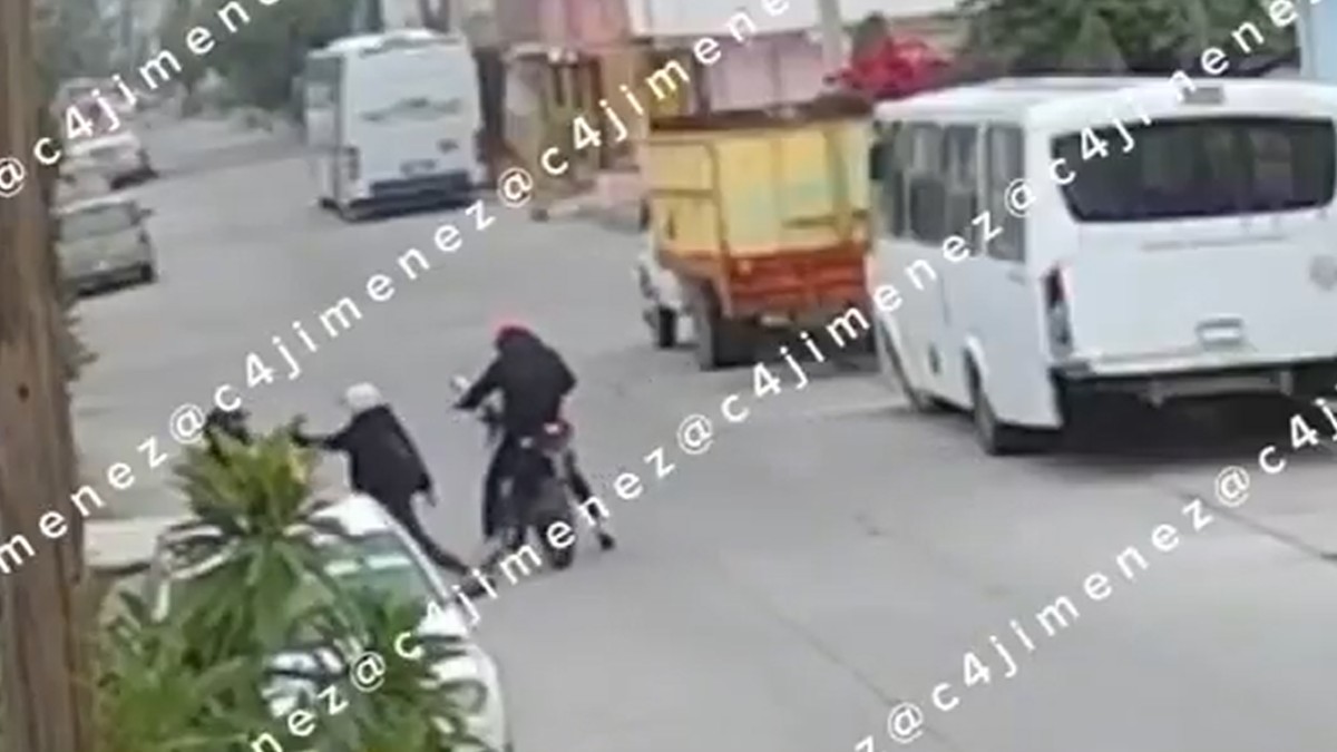 Así 2 sujetos en motocicleta golpearon y asaltaron a una mujer en Chimalhuacán.