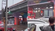 Trabajadores de Coca-Cola rescatan a madre e hija de inundación en Acapulco