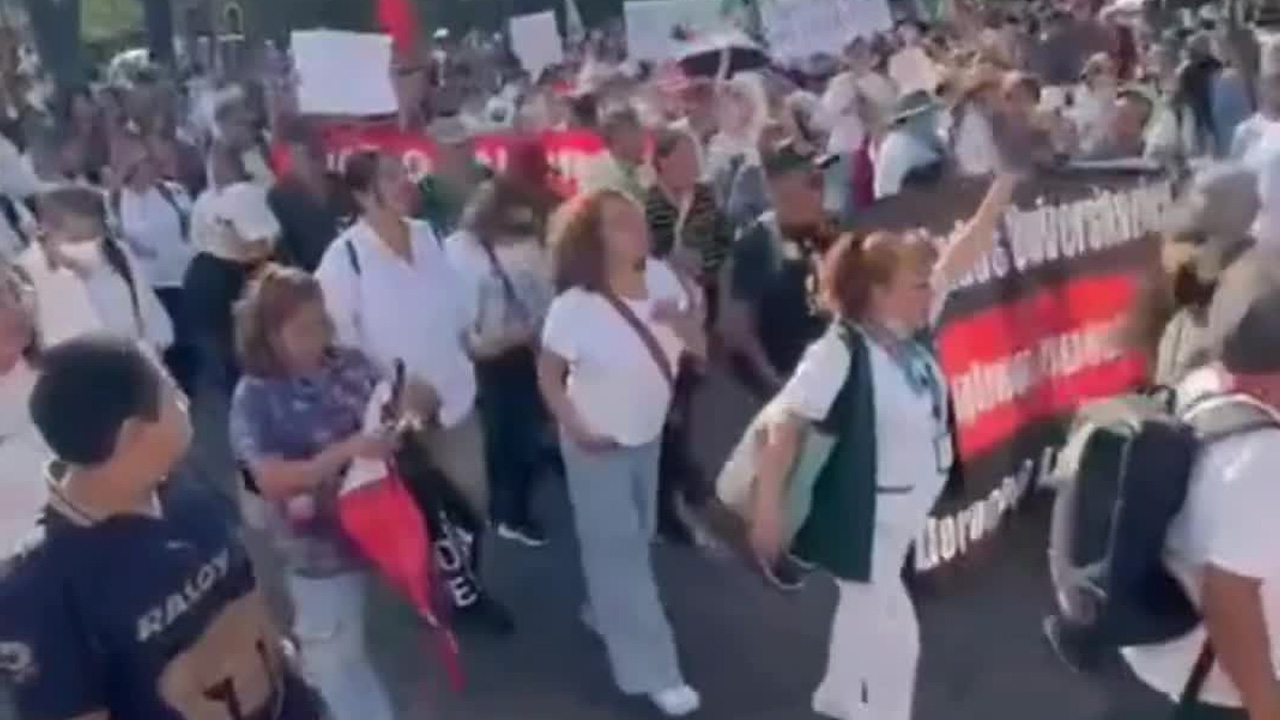 Trabajadores del IMSS se manifiestan en Puebla por mejores condiciones laborales