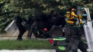 Algunas versiones de en redes mencionan que el repartidor participó en las agresiones a los policias