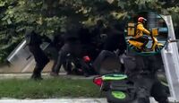 Algunas versiones de en redes mencionan que el repartidor participó en las agresiones a los policias
