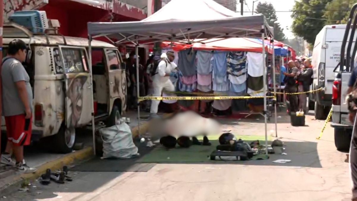 La víctima se encontraba comiendo en un puesto del Tianguis de Santa Martha cuando fue impacta por una bala.