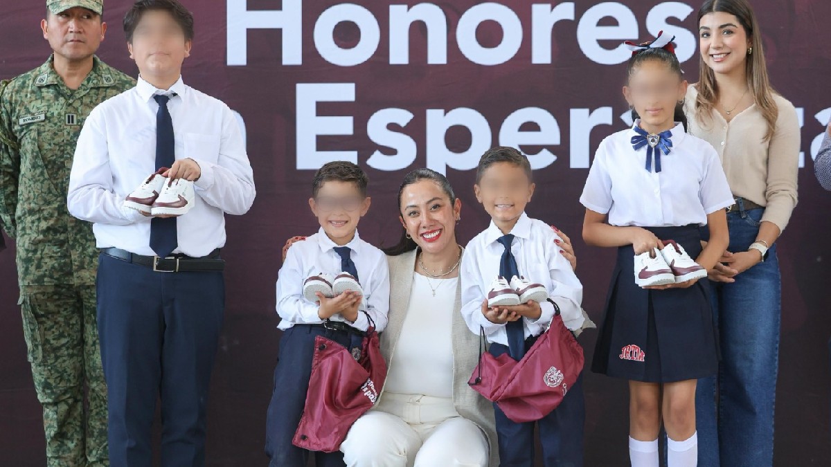 Durante la visita, las niñas y los niños recibieron con entusiasmo a la alcaldesa.